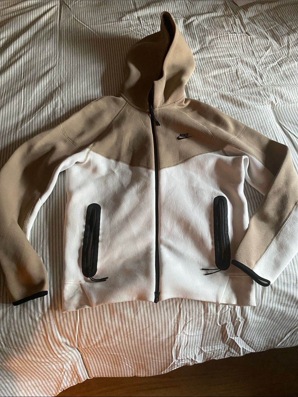 Nike Two-Tone Tan and White Full-Zip Hooded Jacket - Picture 2 of 9